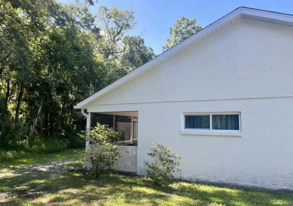 Exterior beauty shot of impact-resistant windows on a Tampa Bay home meeting strong hurricane wind ratings for windows
